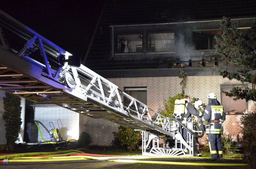 Feuer 4 Koeln Immendorf Giesdorfer Allee P285.JPG